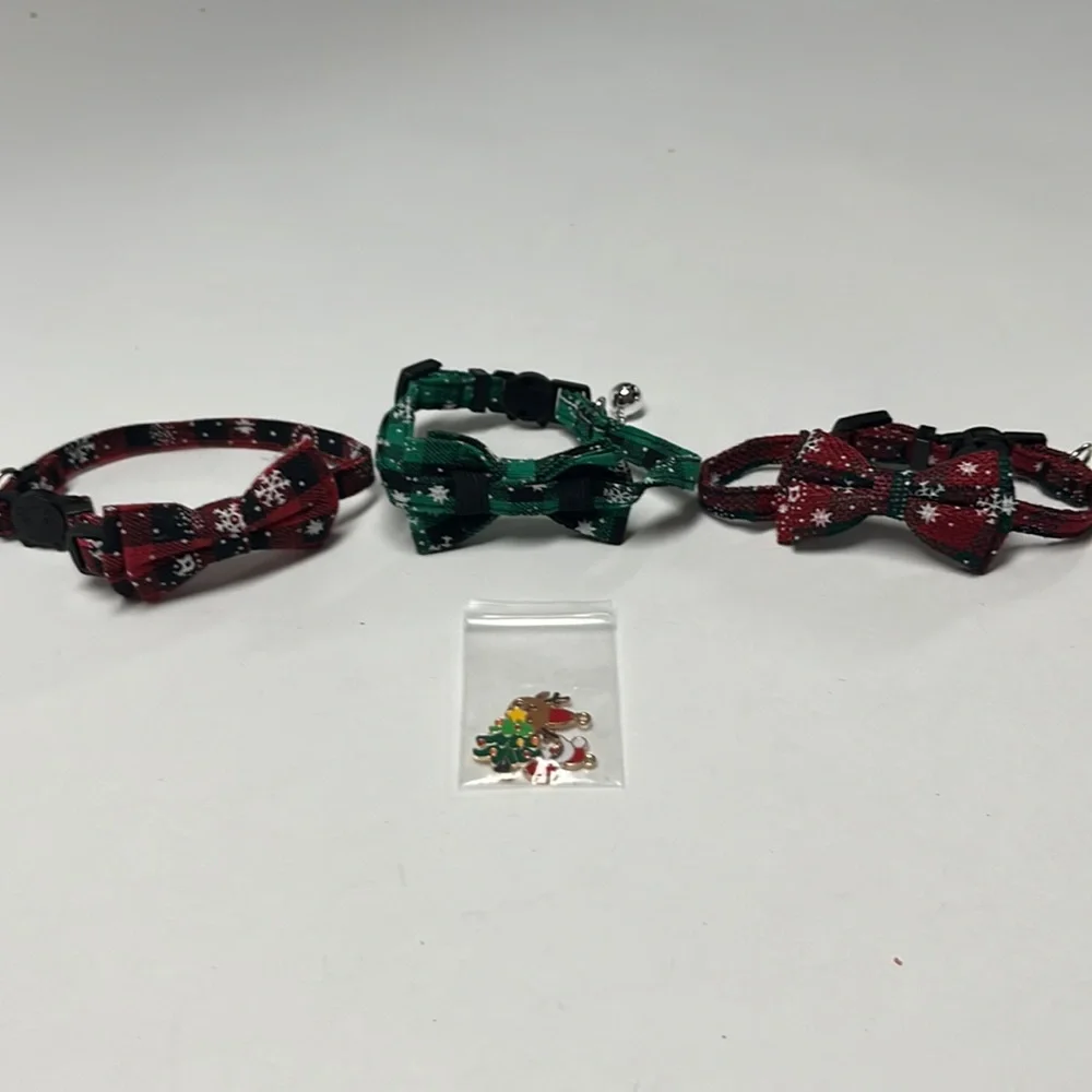 Adjustable holiday cat collars
